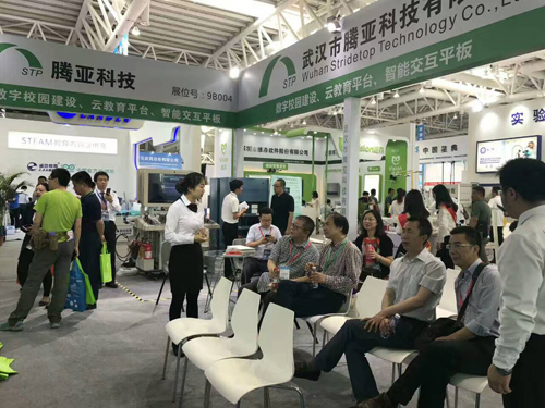 楊悅 左一 湖北省教育廳副巡視員 ， 謝新松 左三 省政府教育督導(dǎo)室副主任督學(xué)